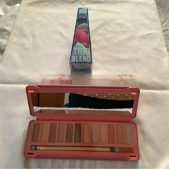 Eye shadow and make up sponges - Picture 1 of 5